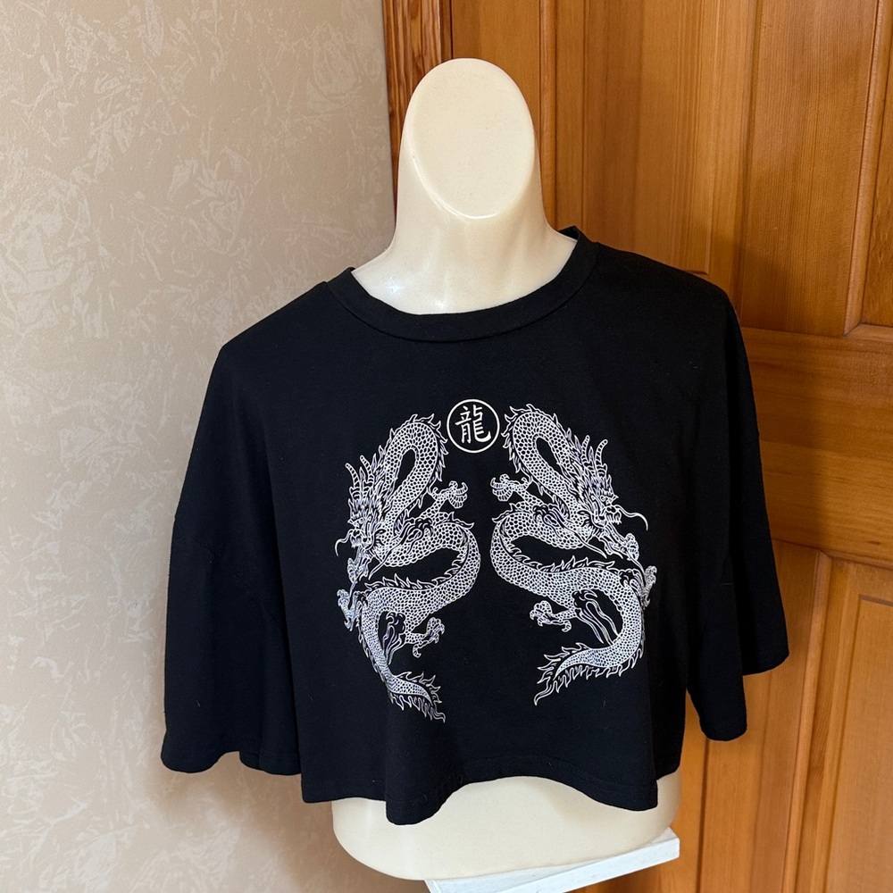 Black Dragon Print short sleeve Crop Top